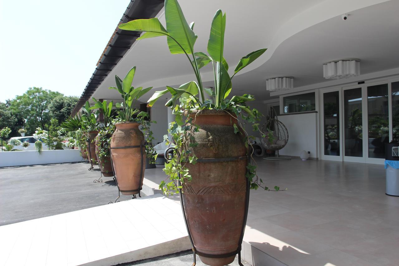 Love & Fama Hotel Sabaudia Luaran gambar